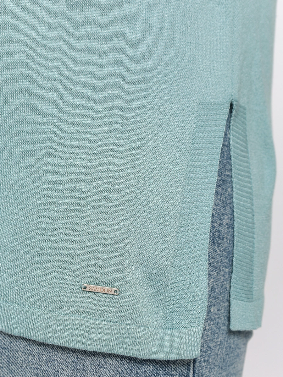 Голубой пуловер с боковыми разрезами